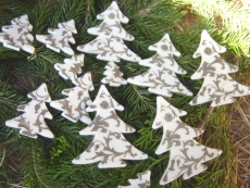 Weihnachtsbäume Filz mit Ornament in Creme