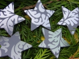 Sterne aus Holz in Grau mit Glanzornament